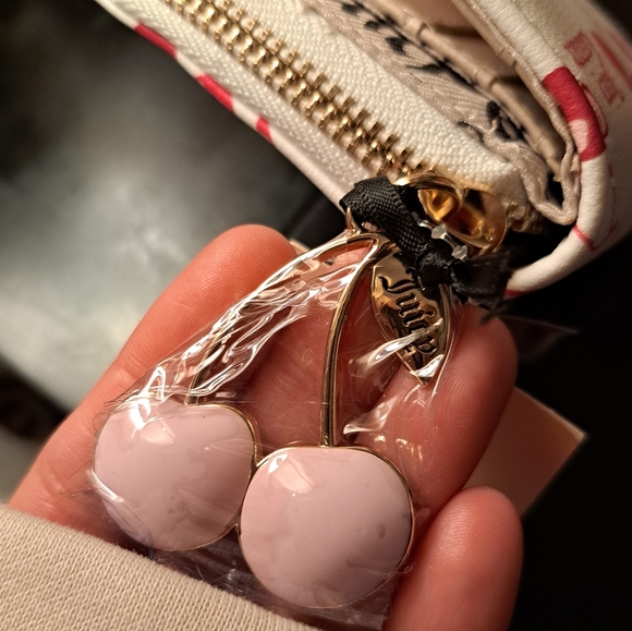 SOLD- Juicy Couture White Cherries Zip Around Wallet NWT - Picture 7 of 7
